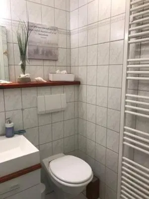 Ein Badezimmer in der Unterkunft De lütte Warftkieker