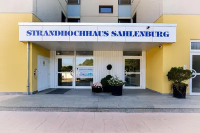 Eine Fassade oder ein Eingang zu Strandhochhaus SHE6