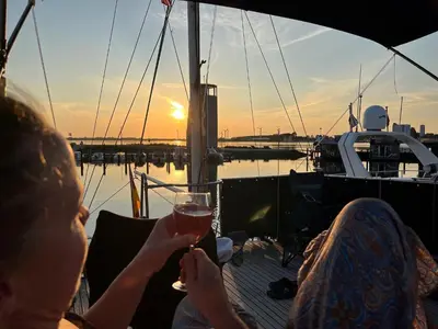 Blick auf einen Fluss in der Nähe des Bootes