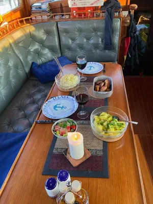 Essen auf dem Boot oder in der Nähe