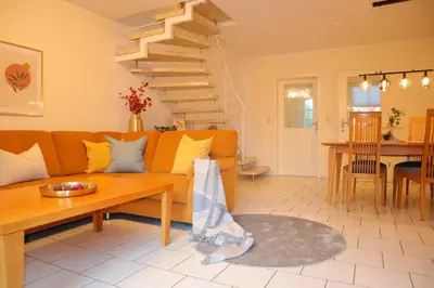 Ein Sitzbereich in der Unterkunft Ferienhaus De lüttje Mööv