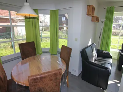 Ein Sitzbereich in der Unterkunft Reihenhaus Kleiner Steert in Friedrichskoog-Spitze