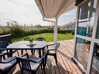 Ein Balkon oder eine Terrasse in der Unterkunft 4 star holiday home in FRIEDRICHKOOG