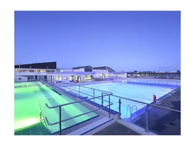 Der Swimmingpool an oder in der Nähe von One-bedroom apartment