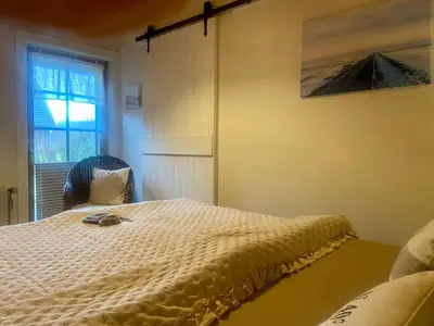 Ein Bett oder Betten in einem Zimmer der Unterkunft Ferienwohnung Leuchtturmliebe Friedrichskoog - Spitze -