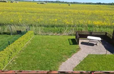 Ein Garten an der Unterkunft Schöne Doppelhaushälfte am Meer!