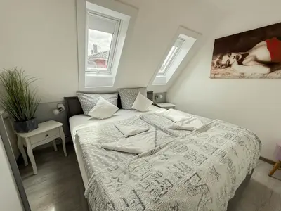 Ein Bett oder Betten in einem Zimmer der Unterkunft An de Warft Wohnung 5