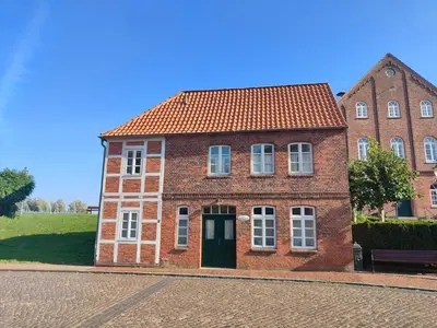 Das Gebäude in dem sich das Ferienhaus befindet