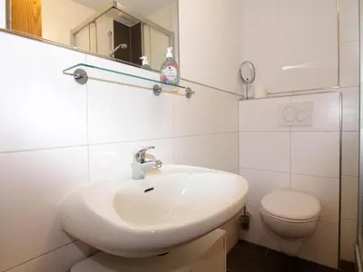 Ein Badezimmer in der Unterkunft Ferienwohnung im Reihenhaus, Friedrichskoog-Spitze