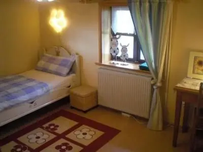 Ein Bett oder Betten in einem Zimmer der Unterkunft Holiday Home Reetdachhaus Petra by Interhome