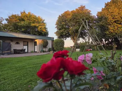 Ein Garten an der Unterkunft Holiday Home Reetdachhaus Petra by Interhome