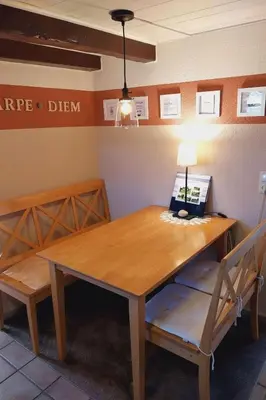 Ein Sitzbereich in der Unterkunft Holiday Home Reetdachhaus Petra by Interhome