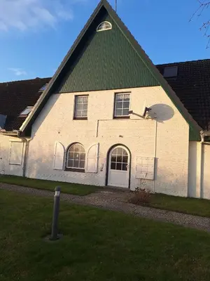 Das Gebäude in dem sich das Ferienhaus befindet