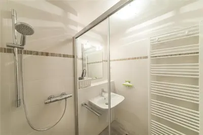 Ein Badezimmer in der Unterkunft Döser Seedeich 7, SD2