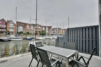Das Gebäude in dem sich das Ferienhaus befindet