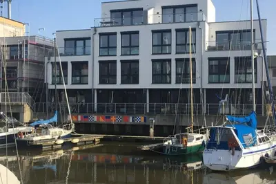 Das Gebäude in dem sich das Ferienhaus befindet