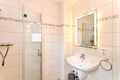 Ein Badezimmer in der Unterkunft Ruge Bries, RB3
