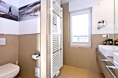 Ein Badezimmer in der Unterkunft Duhner Brandung, B7
