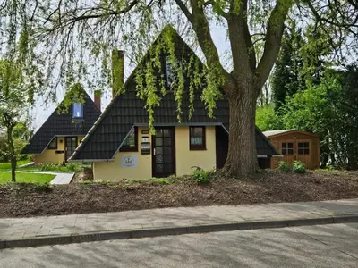 Das Gebäude in dem sich das Ferienhaus befindet