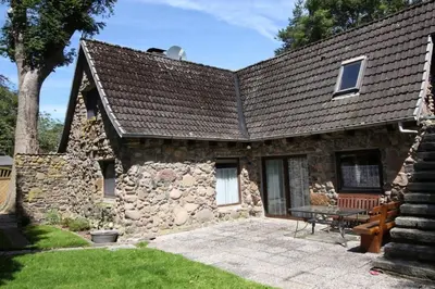 Das Gebäude in dem sich das Ferienhaus befindet