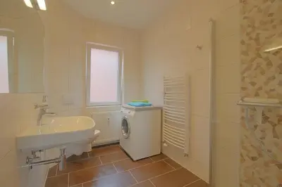 Ein Badezimmer in der Unterkunft Gästehaus Dorum 02