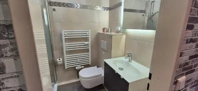Ein Badezimmer in der Unterkunft Terrassenhaus, FeWo 36