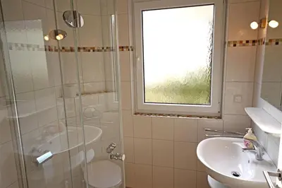 Ein Badezimmer in der Unterkunft Duhner Dorfvilla, FeWo 1