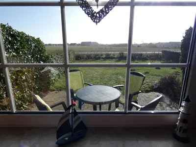 Ein Balkon oder eine Terrasse in der Unterkunft Ferienhaus Seedeich Fynn - Friedrichskoog Nordsee