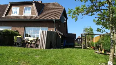 Ein Garten an der Unterkunft Ferienhaus Seedeich Lea - Friedrichskoog Nordsee