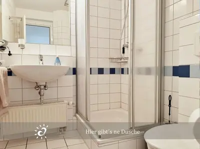 Ein Badezimmer in der Unterkunft De Swolk Nordseeblick vom Balkon