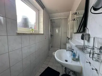 Ein Badezimmer in der Unterkunft Haus Sonneneck Souterrain Wohnung 4