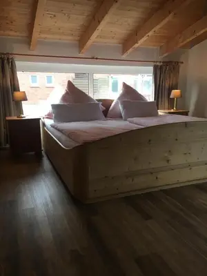 Ein Bett oder Betten in einem Zimmer der Unterkunft Gästehaus Zur Linde