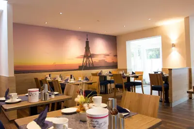 Ein Restaurant oder anderes Speiselokal in der Unterkunft Gästehaus Janßen