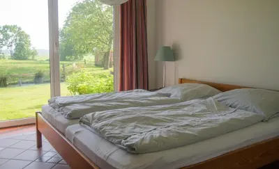 Ein Bett oder Betten in einem Zimmer der Unterkunft Der Deichhof - Ferienwohnungen