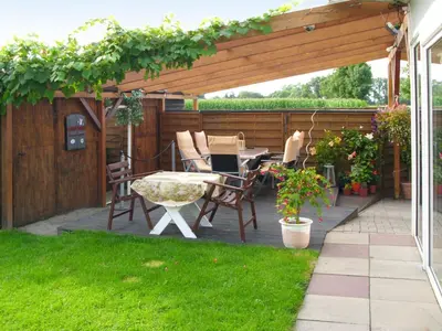 Ein Garten an der Unterkunft Apartment Osterende-2 by Interhome