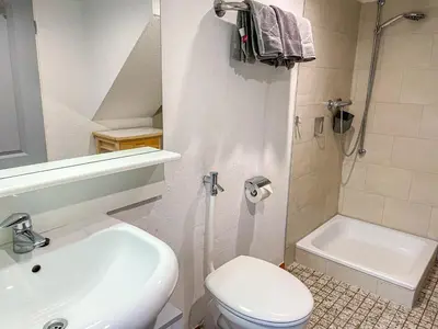 Ein Badezimmer in der Unterkunft Apartment Osterende-3 by Interhome