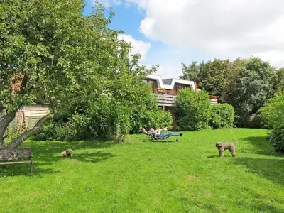 Ein Garten an der Unterkunft Apartment Nordsee-Ferienhaus-3 by Interhome
