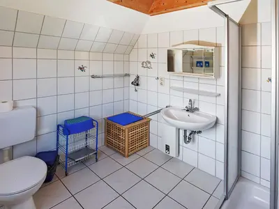 Ein Badezimmer in der Unterkunft Holiday Home Cuxland Ferienpark-1 by Interhome