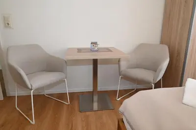 Ein Sitzbereich in der Unterkunft Strandhotel Salty