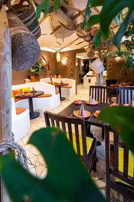 Ein Restaurant oder anderes Speiselokal in der Unterkunft Hotel Luina Beach