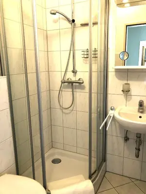Ein Badezimmer in der Unterkunft Pension Maren