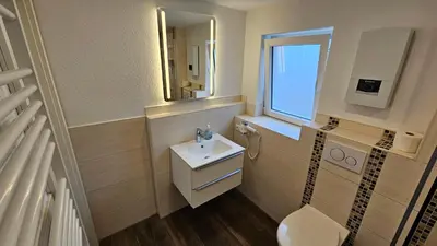 Ein Badezimmer in der Unterkunft Hotel Dorfkrug Büsum - günstige Altbauzimmer Am Oland