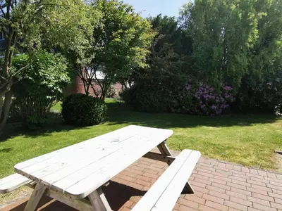 Ein Garten an der Unterkunft Haus Deichvoigt