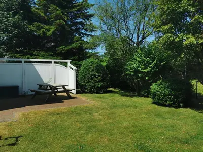 Ein Garten an der Unterkunft Haus Deichvoigt