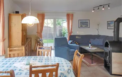 Ein Sitzbereich in der Unterkunft Beautiful Home In Wurster Nordseeküste