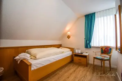 Ein Bett oder Betten in einem Zimmer der Unterkunft Hotel Zwei Linden - links der Elbe - Niedersachsen