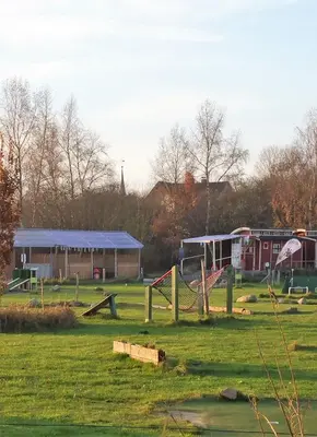 Ein Garten an der Unterkunft Am Kanal