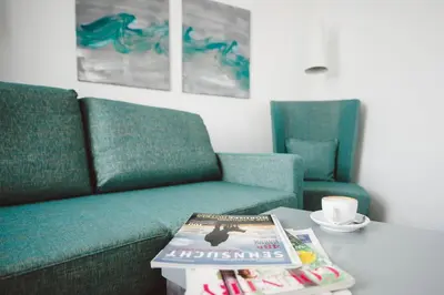 Ein Sitzbereich in der Unterkunft meerzeit Hotel