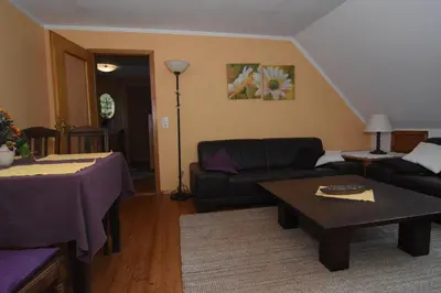Ein Sitzbereich in der Unterkunft Ferienwohnung in herrlicher Waldrandlage