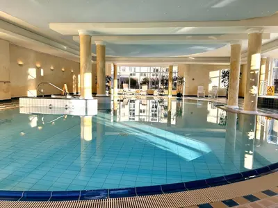 Der Swimmingpool an oder in der Nähe von Kurpark-Residenz W112